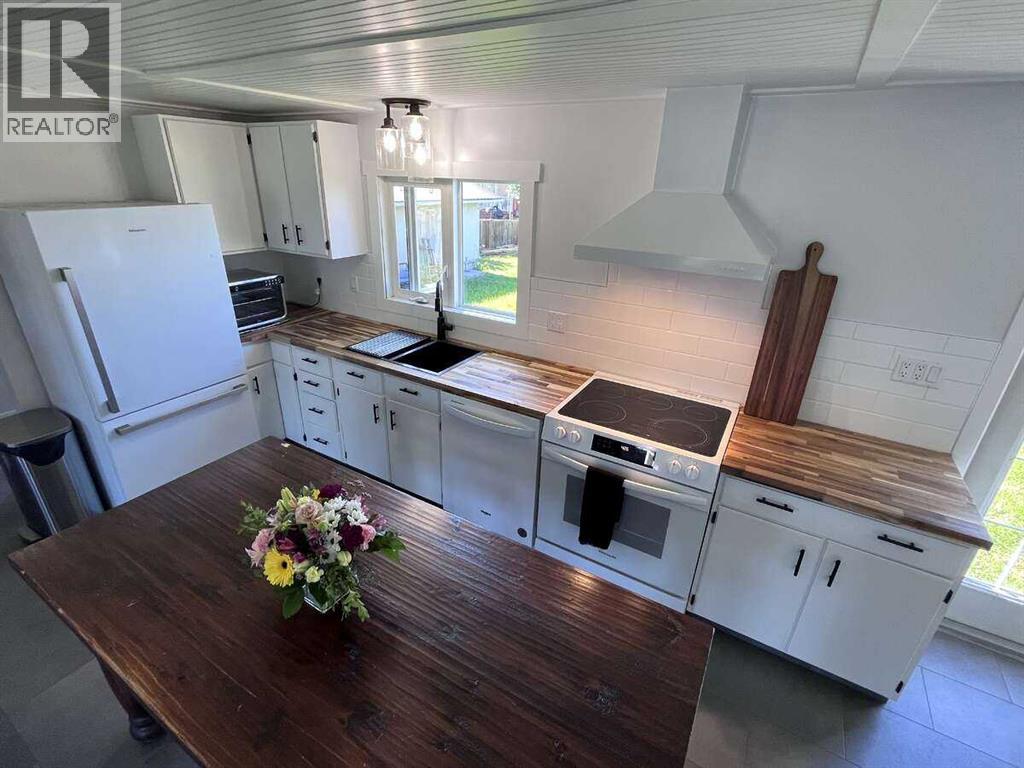Photo 2 of 5323 2 A Street E, Claresholm AB
