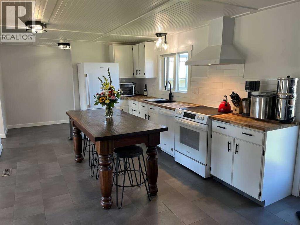 Photo 3 of 5323 2 A Street E, Claresholm AB