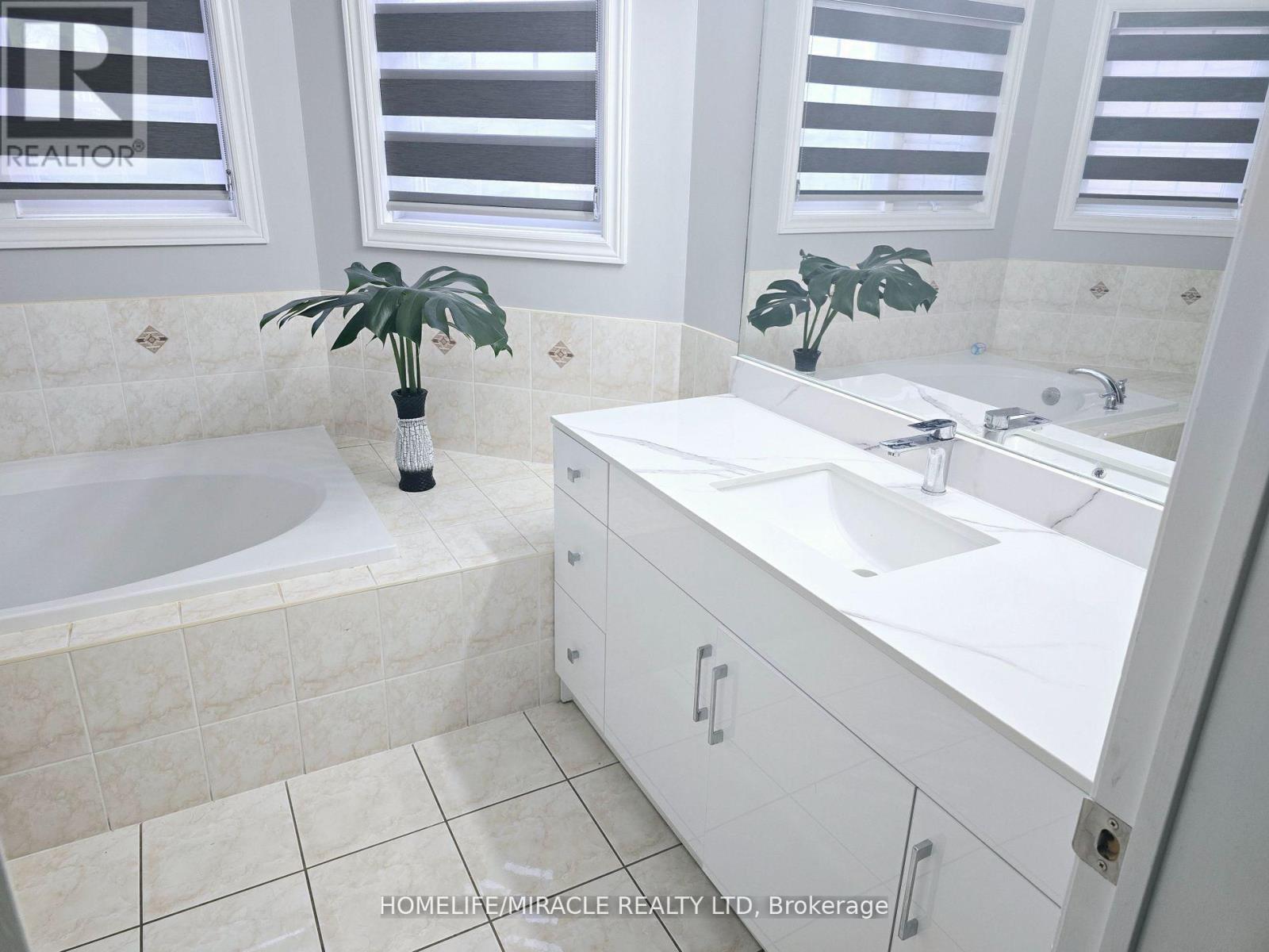 Photo 11 of 33 Atira Avenue, Brampton ON