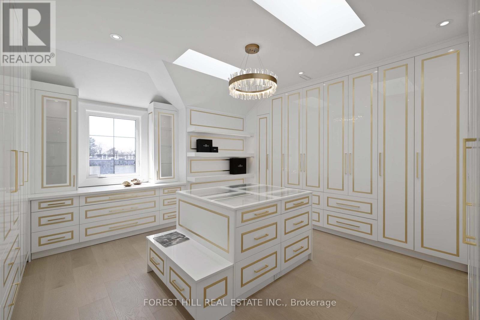 Photo 26 of 81 Upper Canada Drive, Toronto ON