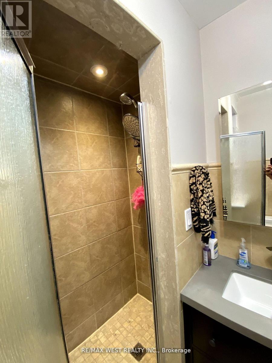 Photo 10 of Main Fl 926 College Street, Toronto ON