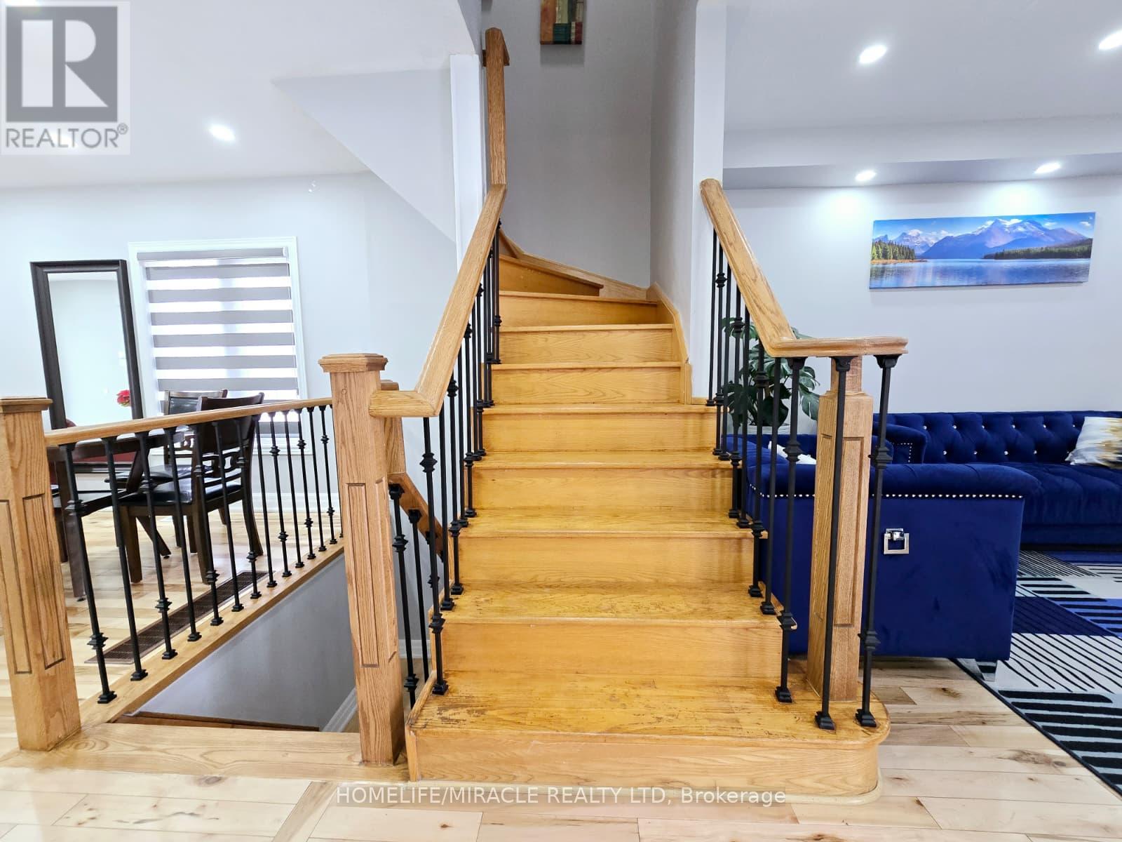 Photo 8 of 33 Atira Avenue, Brampton ON