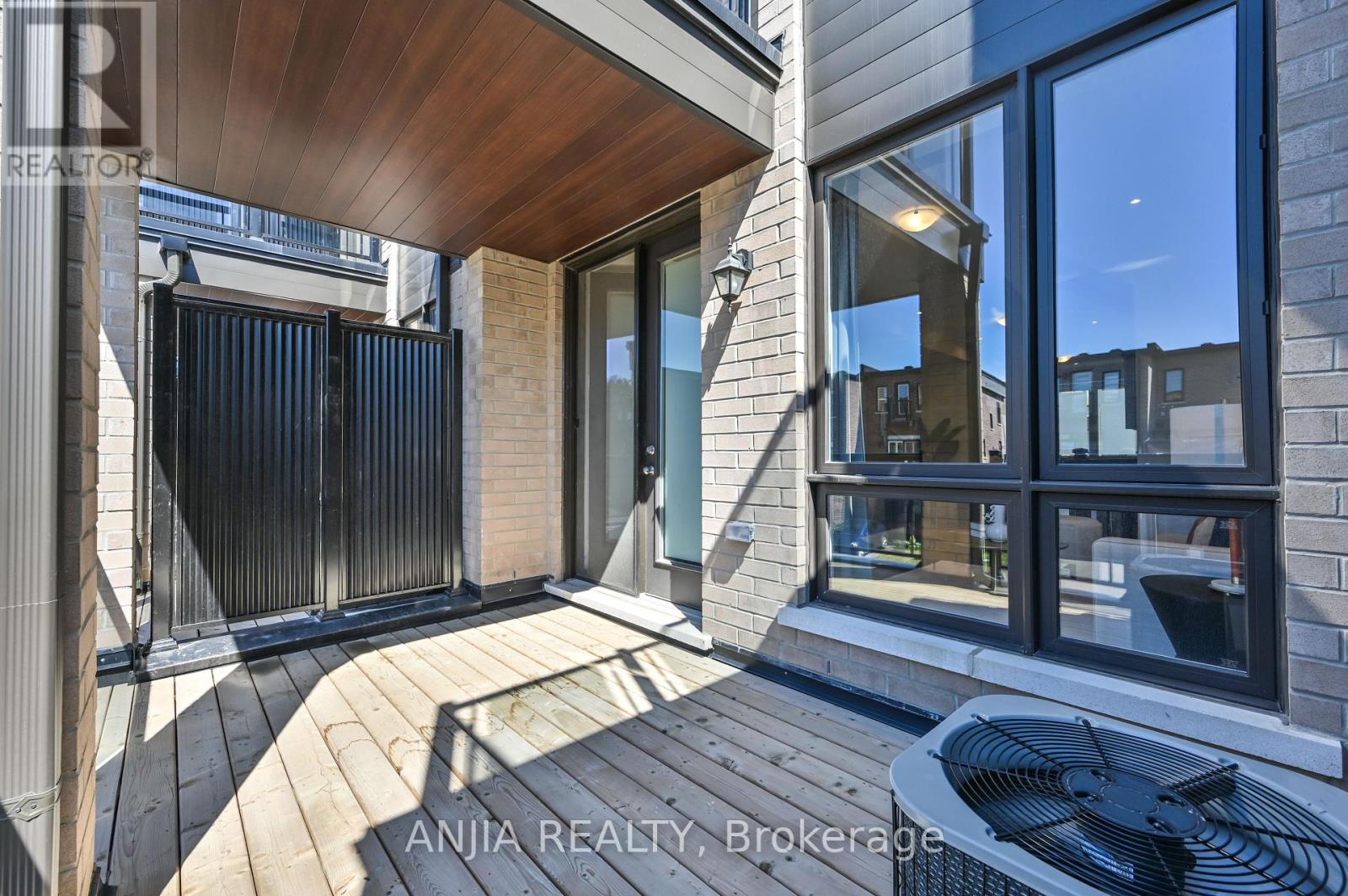 Photo 24 of 100 Stauffer Crescent, Markham ON