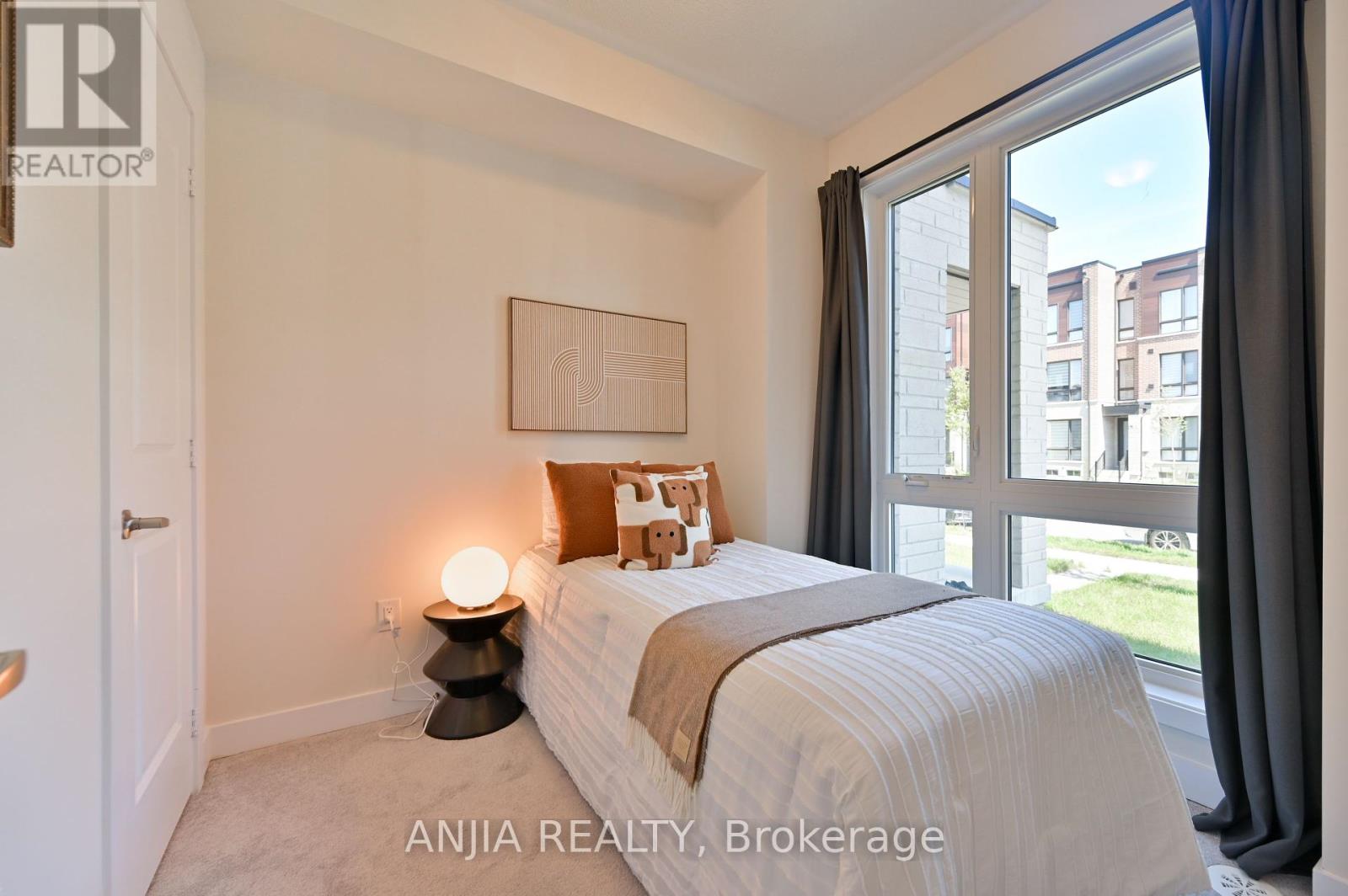 Photo 5 of 100 Stauffer Crescent, Markham ON