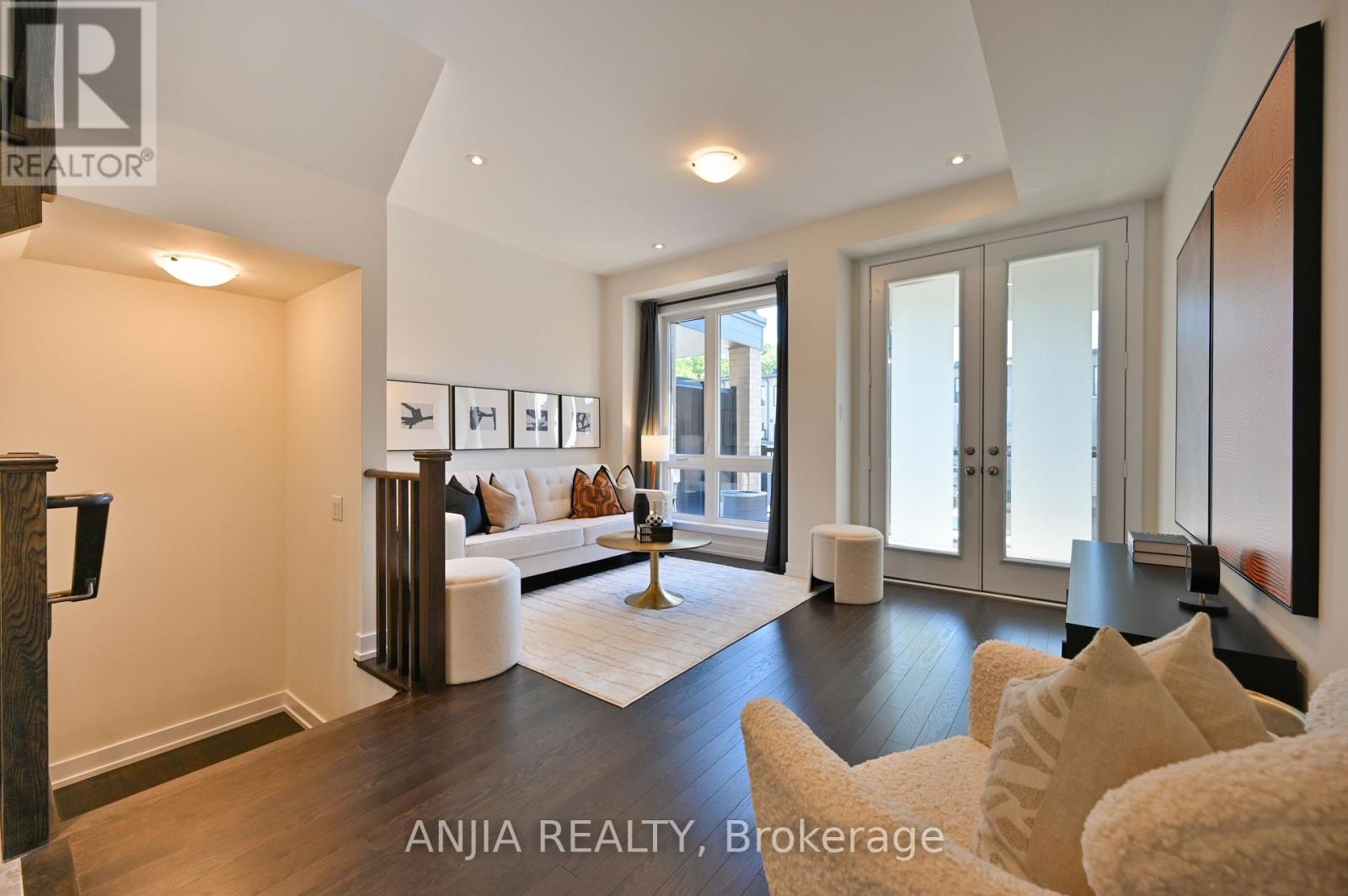 Photo 7 of 100 Stauffer Crescent, Markham ON