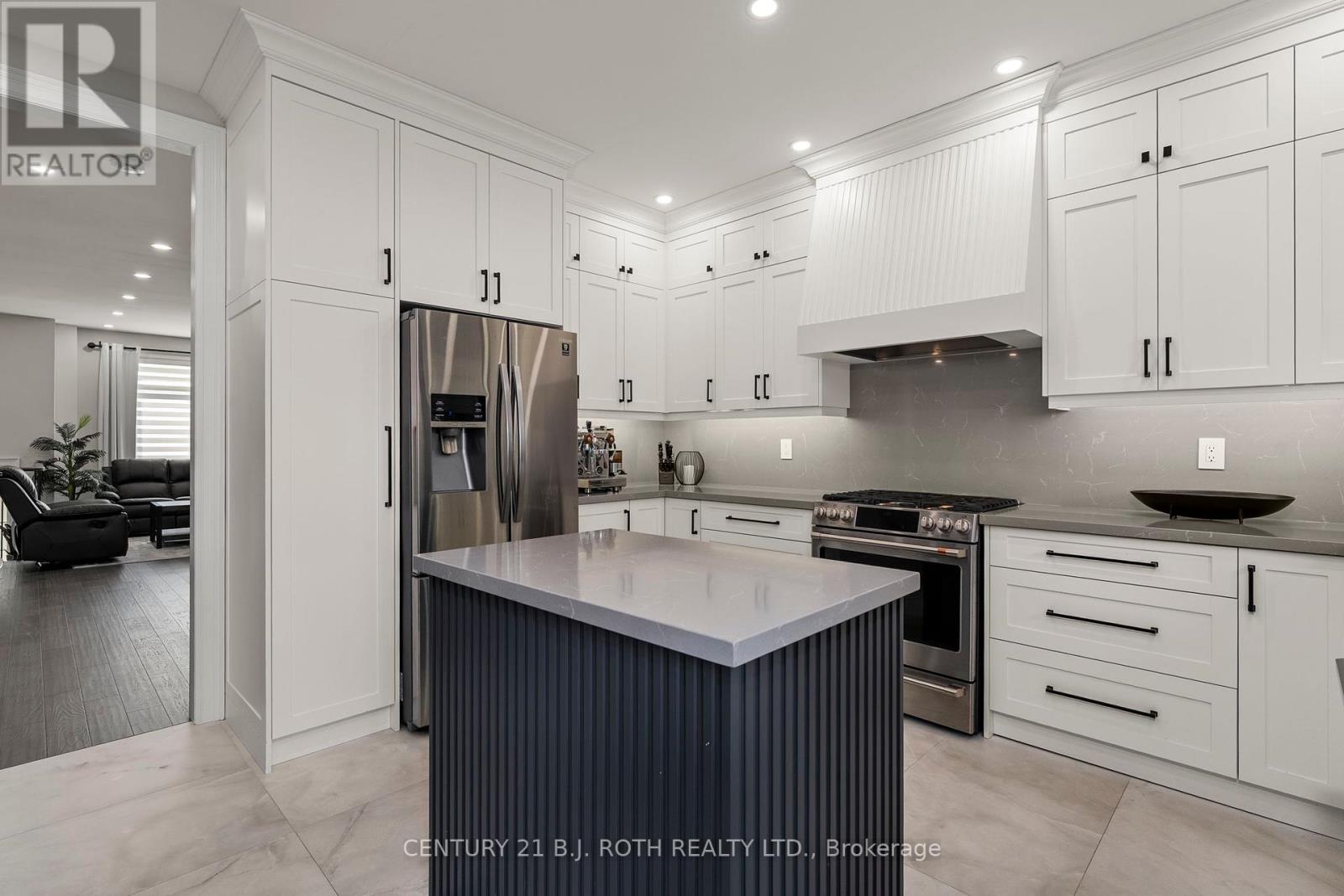 Photo 10 of 15 8032 Kipling Avenue, Vaughan ON