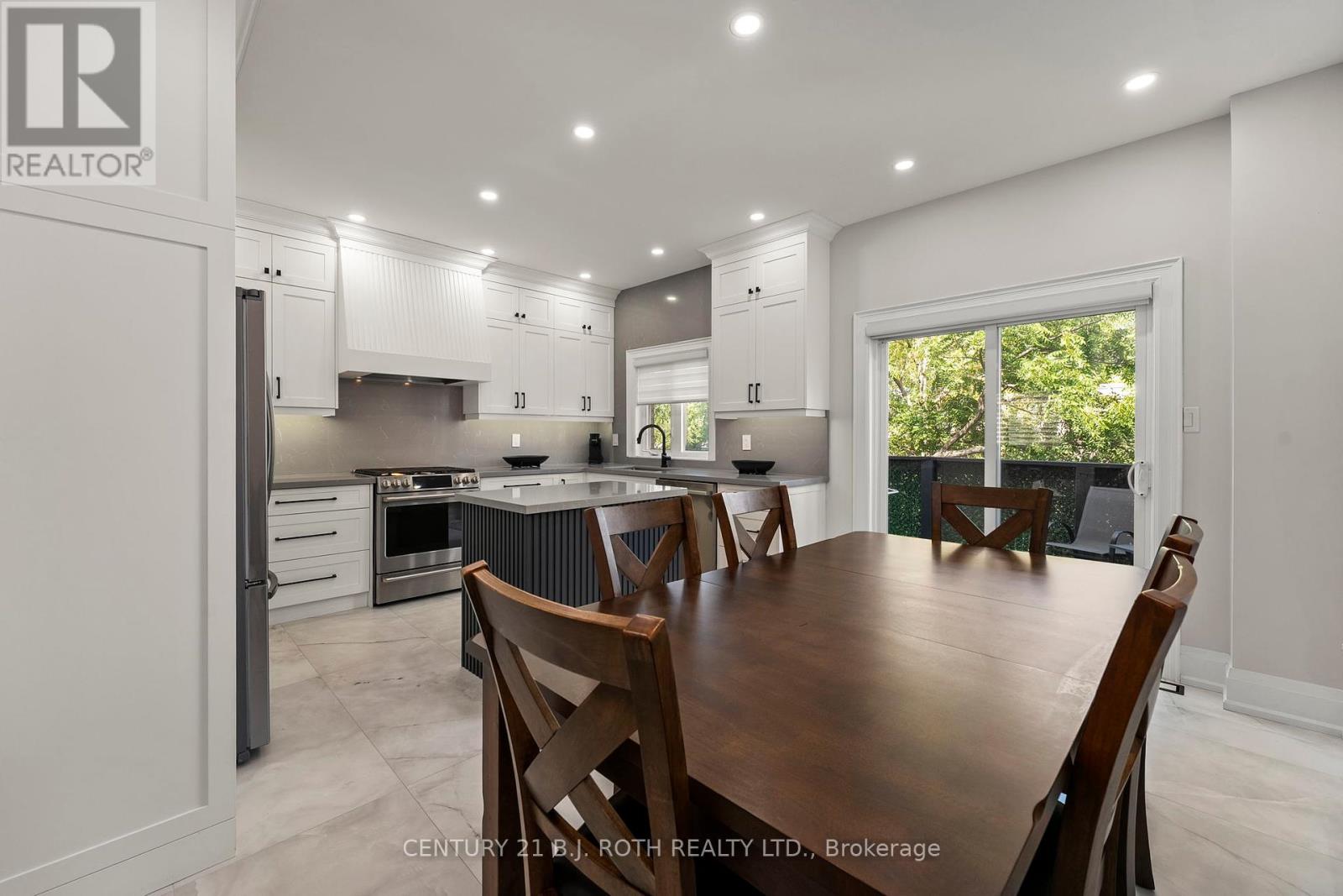 Photo 12 of 15 8032 Kipling Avenue, Vaughan ON