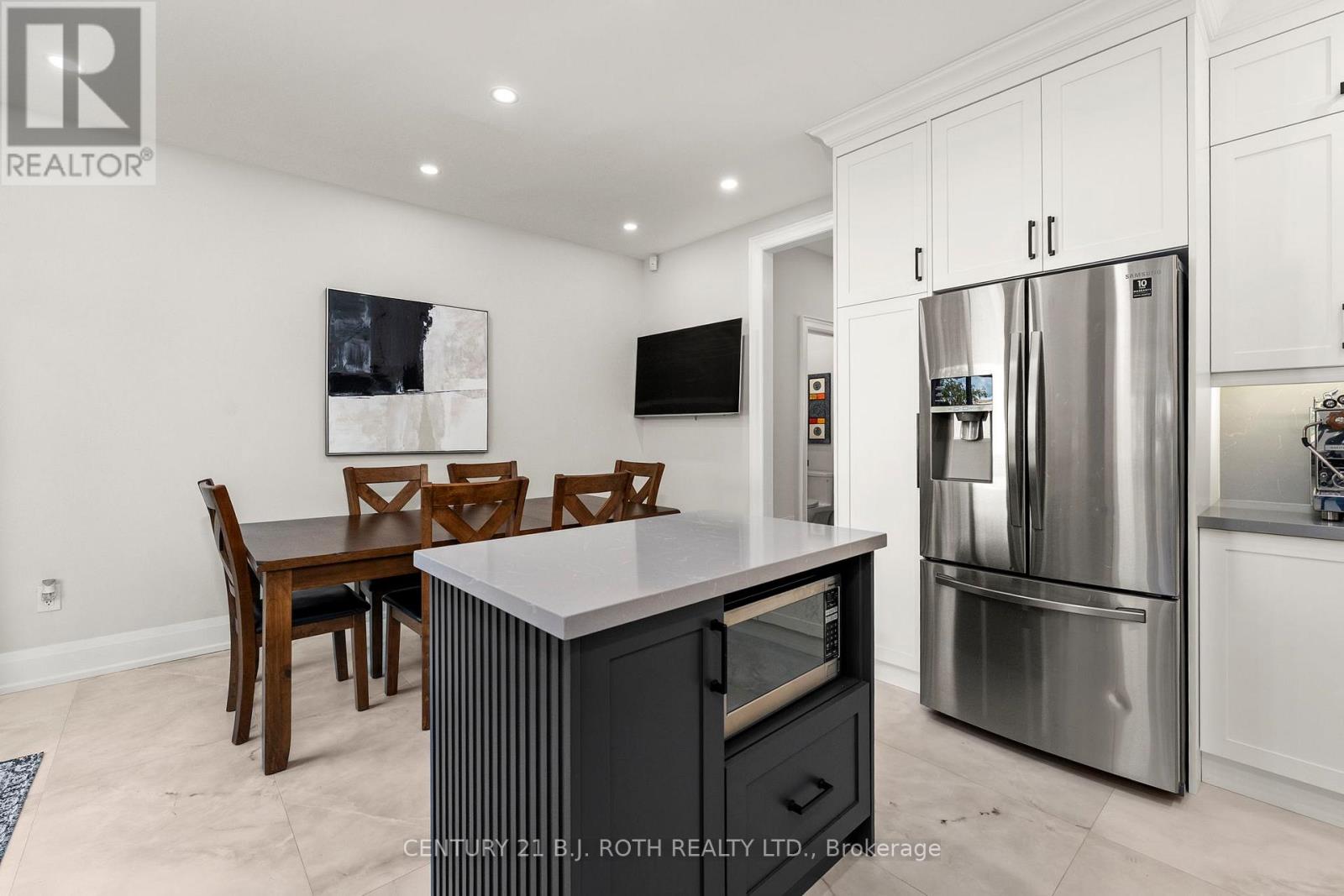 Photo 13 of 15 8032 Kipling Avenue, Vaughan ON