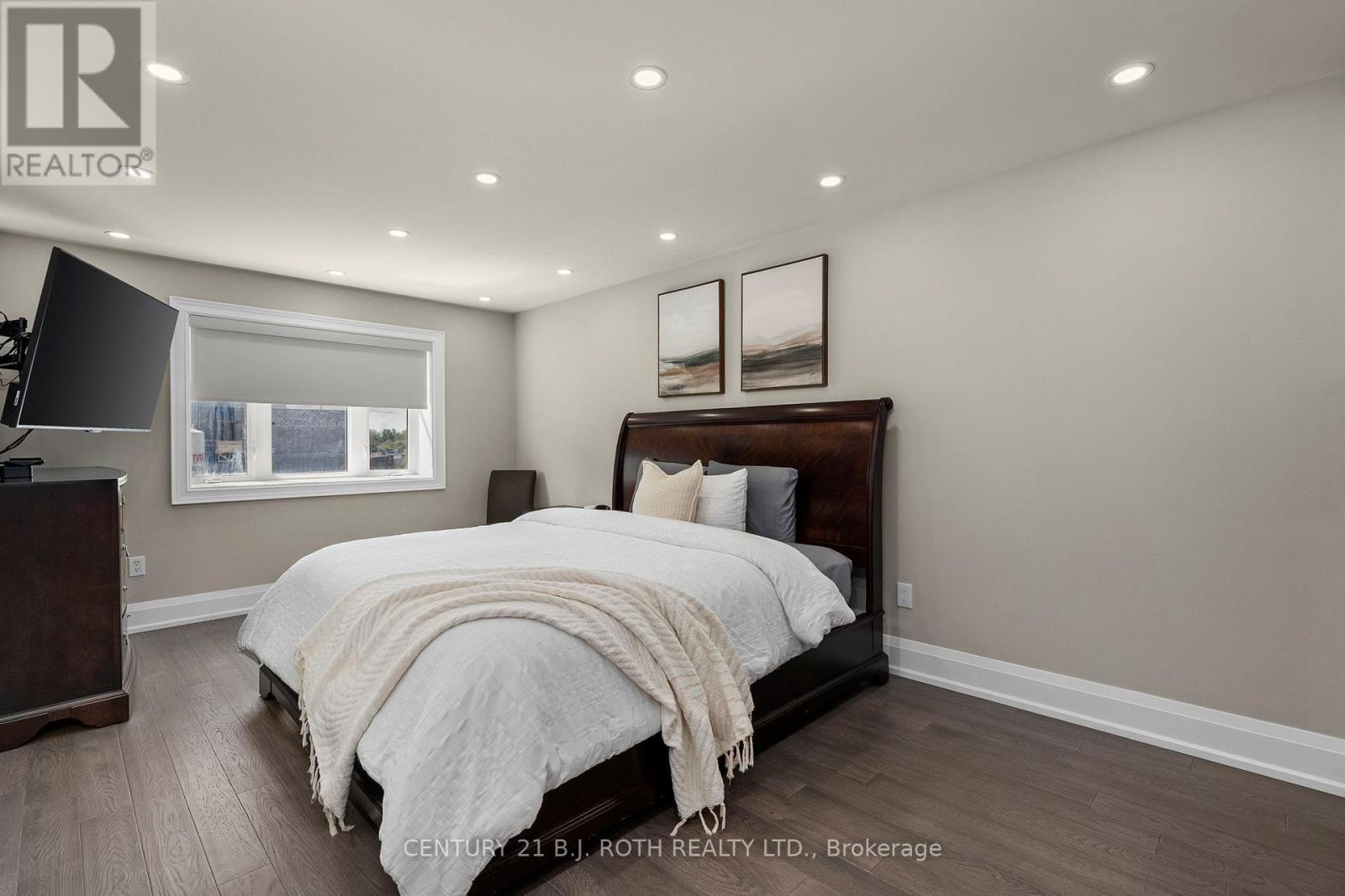 Photo 18 of 15 8032 Kipling Avenue, Vaughan ON