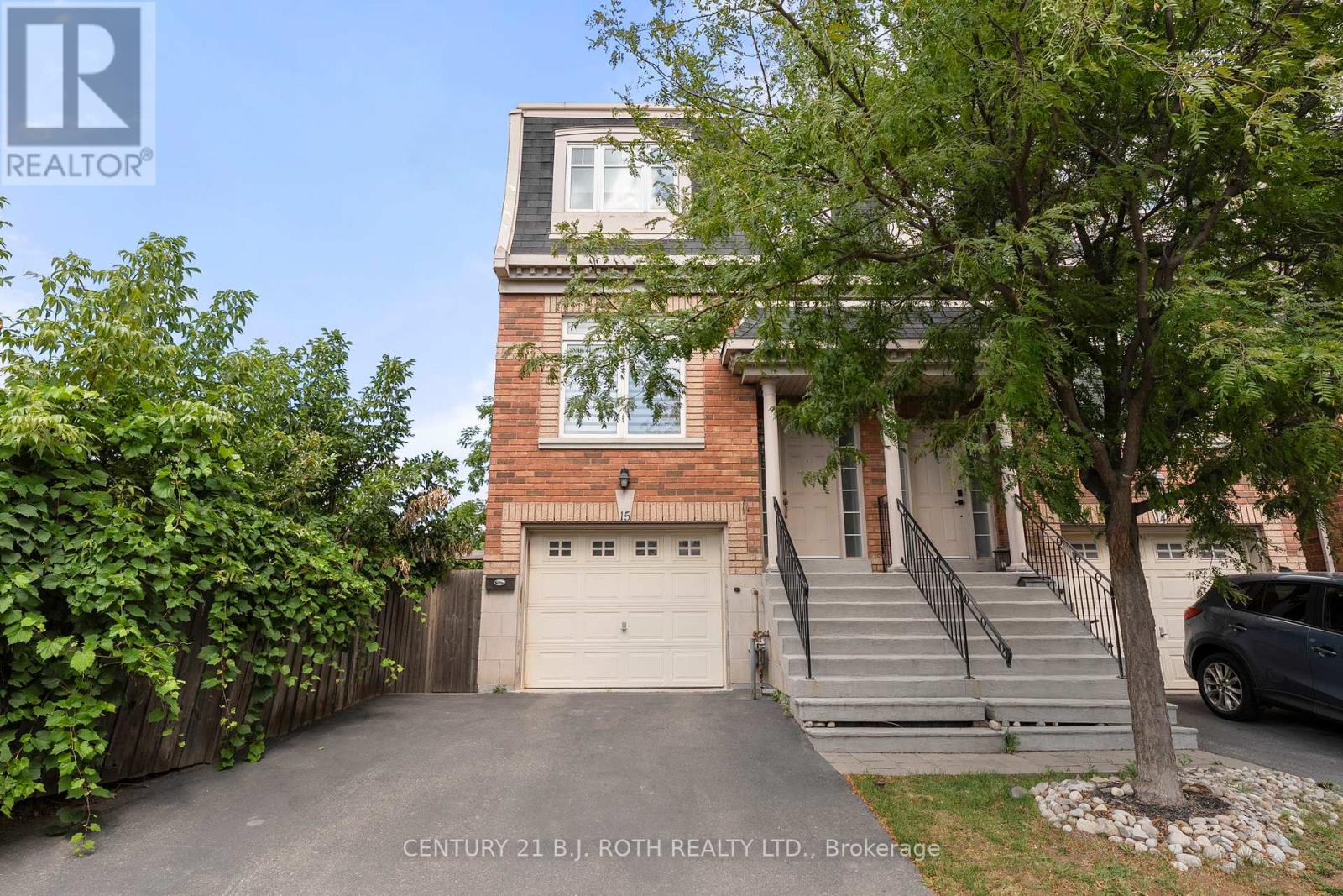 Photo 2 of 15 8032 Kipling Avenue, Vaughan ON