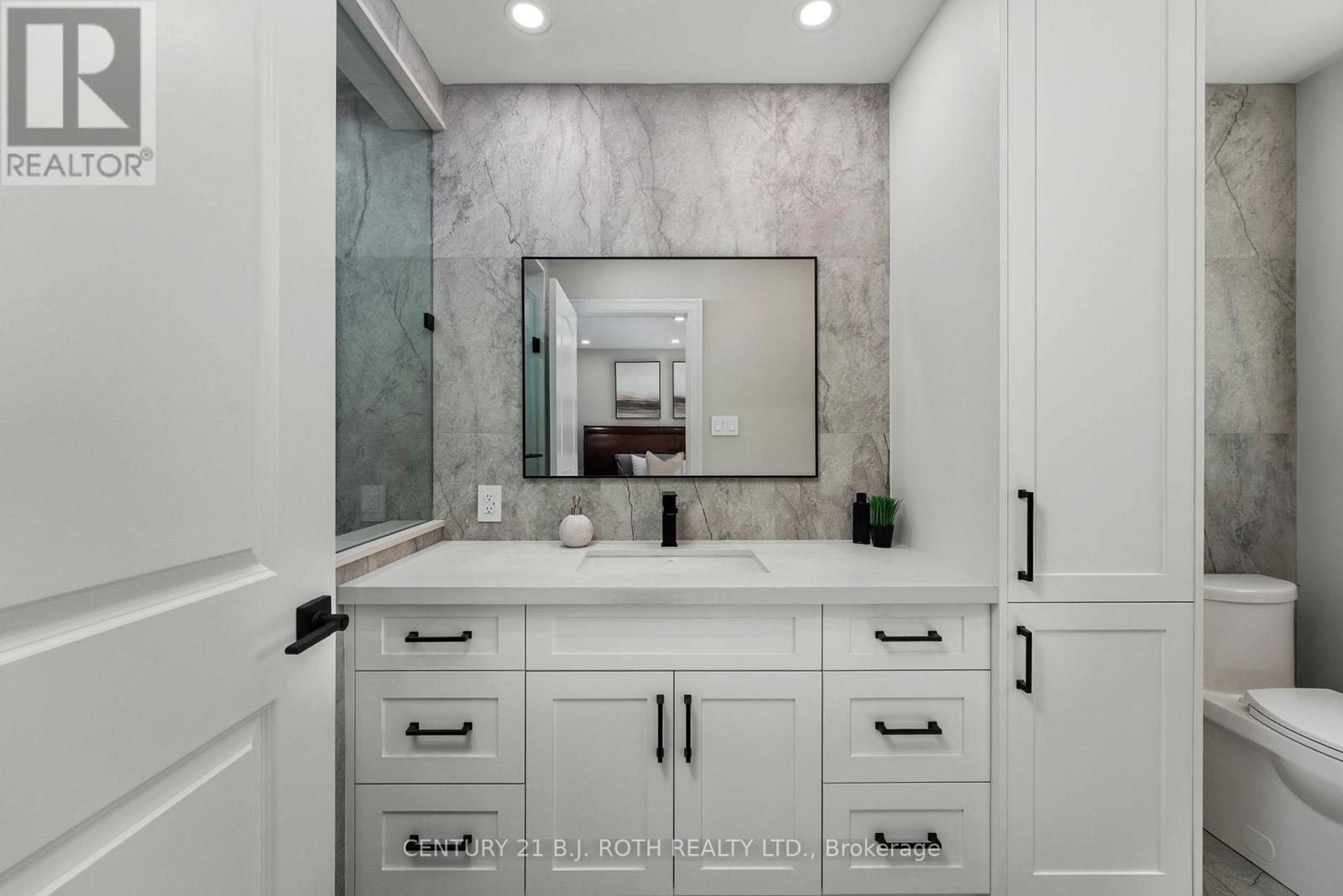 Photo 21 of 15 8032 Kipling Avenue, Vaughan ON