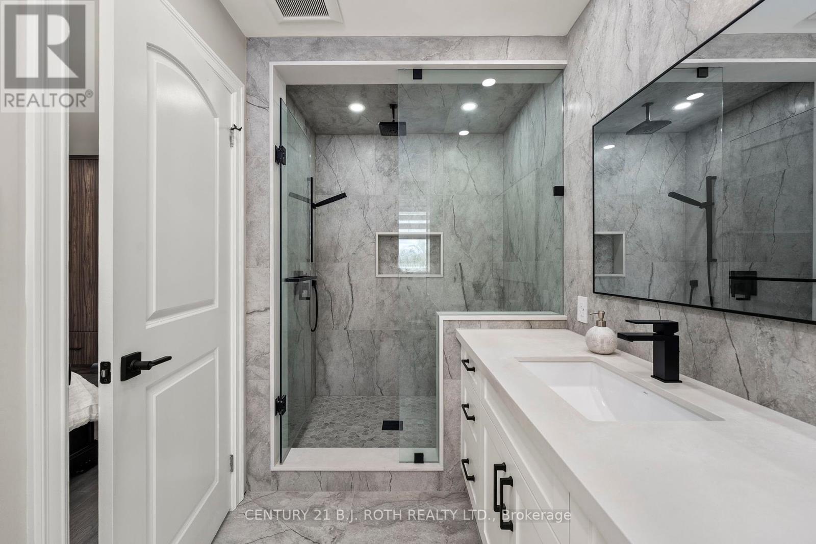 Photo 22 of 15 8032 Kipling Avenue, Vaughan ON