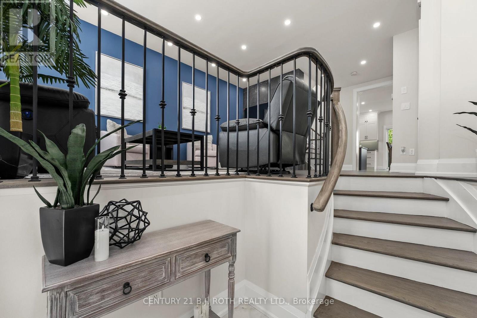 Photo 3 of 15 8032 Kipling Avenue, Vaughan ON