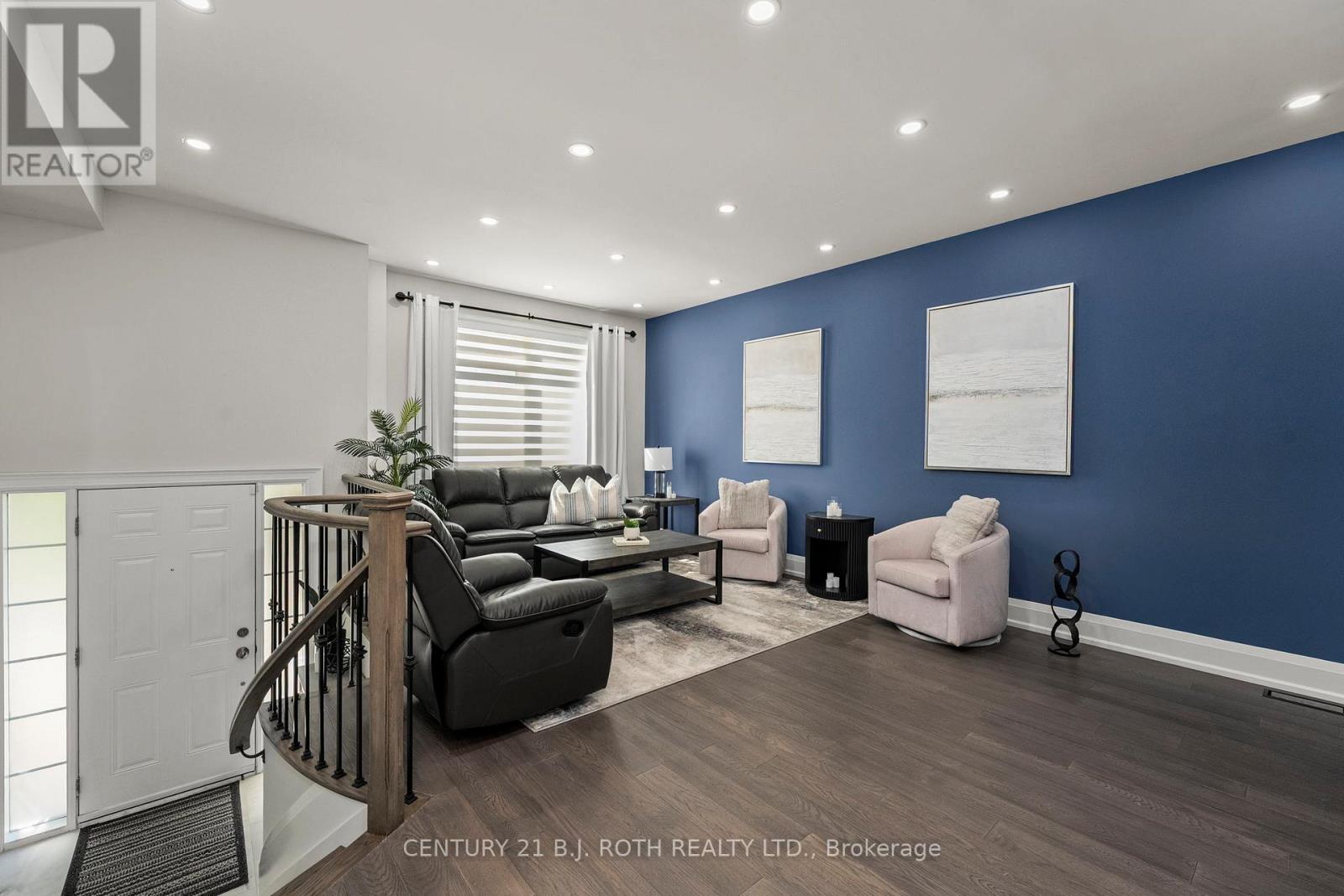 Photo 4 of 15 8032 Kipling Avenue, Vaughan ON