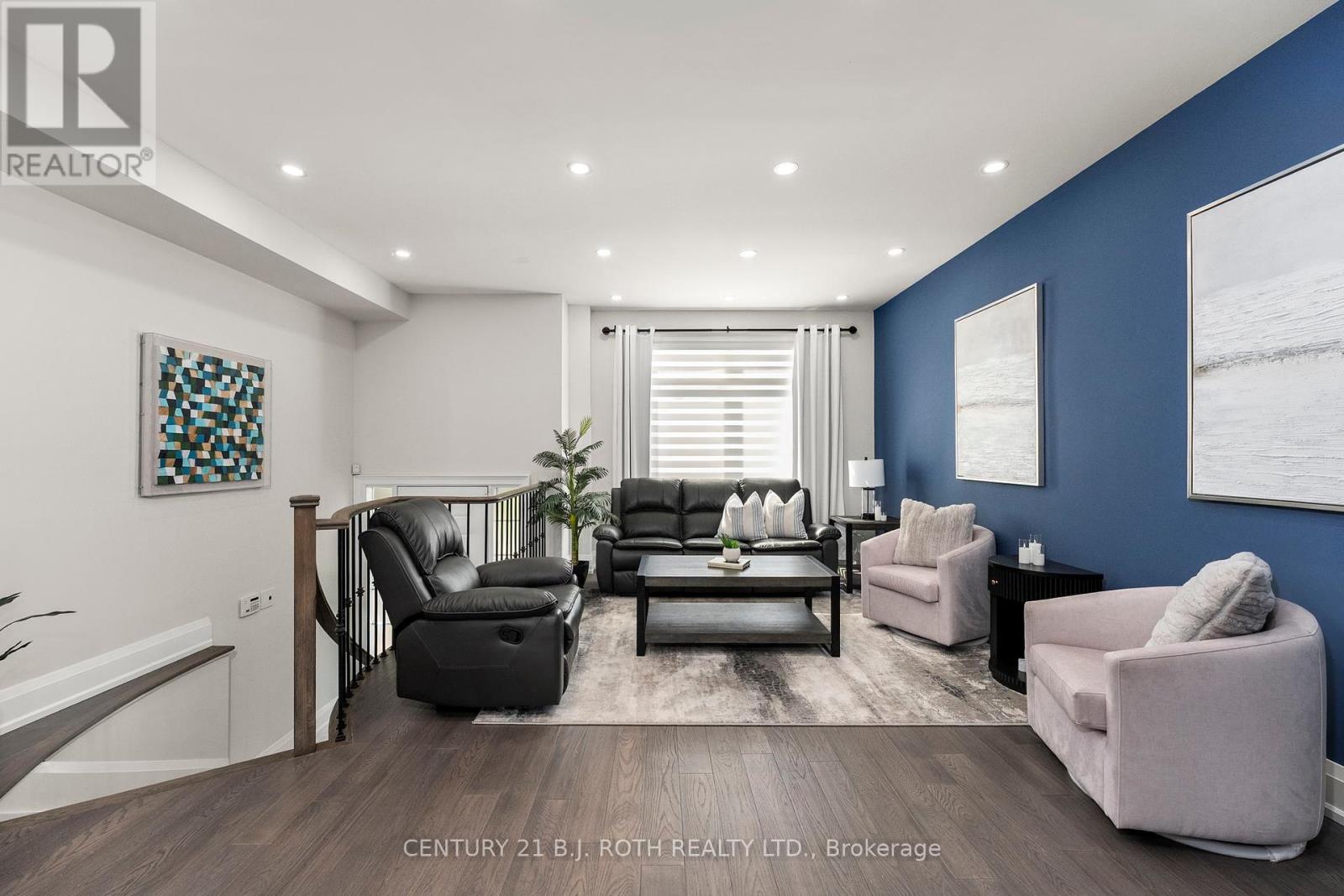 Photo 5 of 15 8032 Kipling Avenue, Vaughan ON