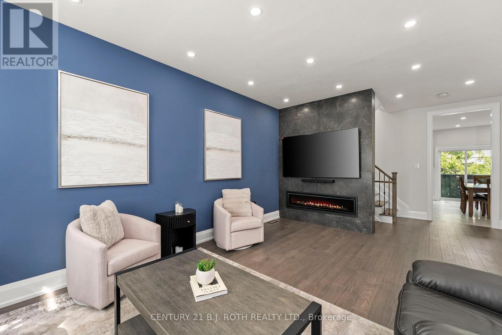 Photo 6 of 15 8032 Kipling Avenue, Vaughan ON