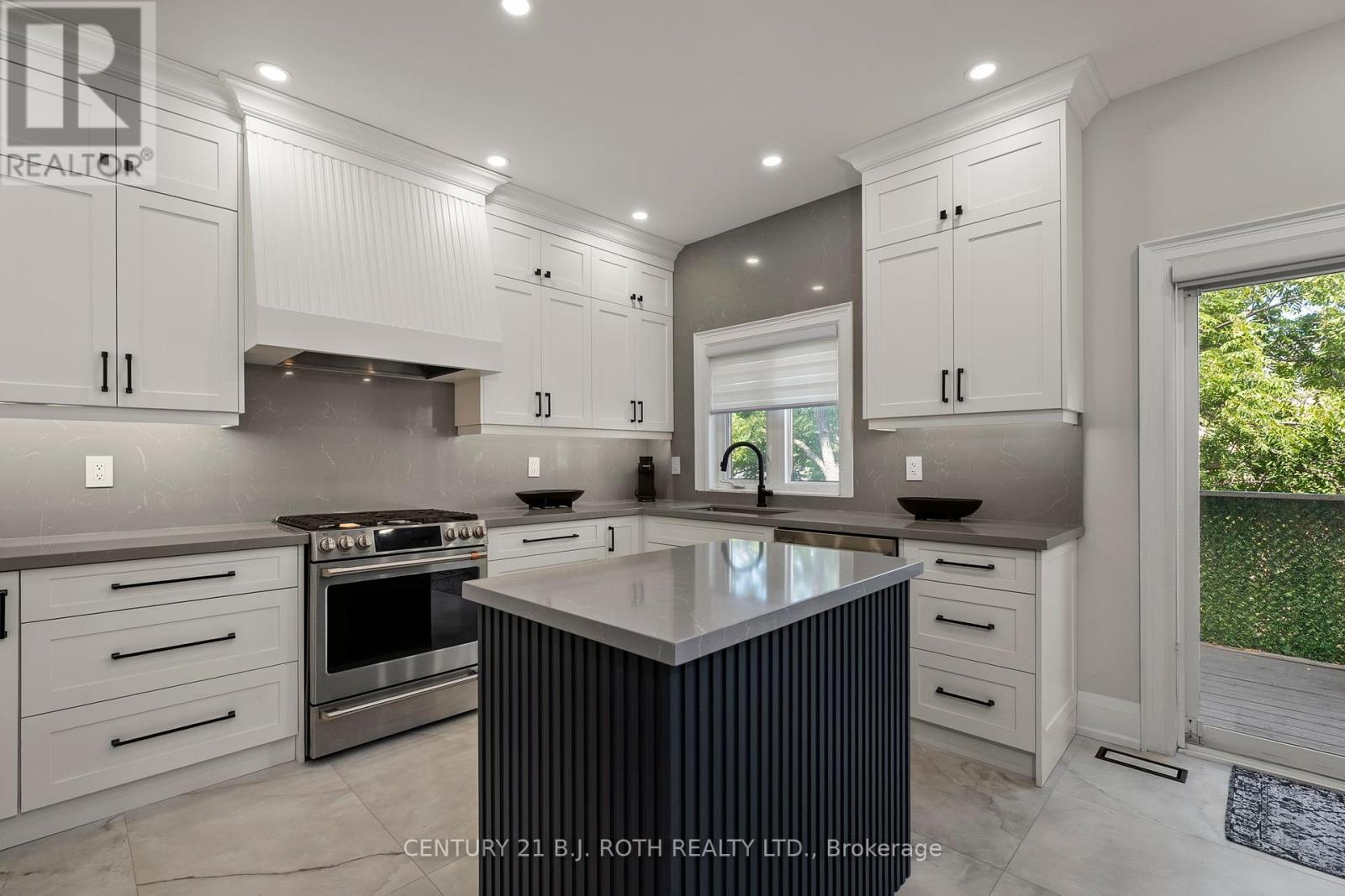 Photo 9 of 15 8032 Kipling Avenue, Vaughan ON