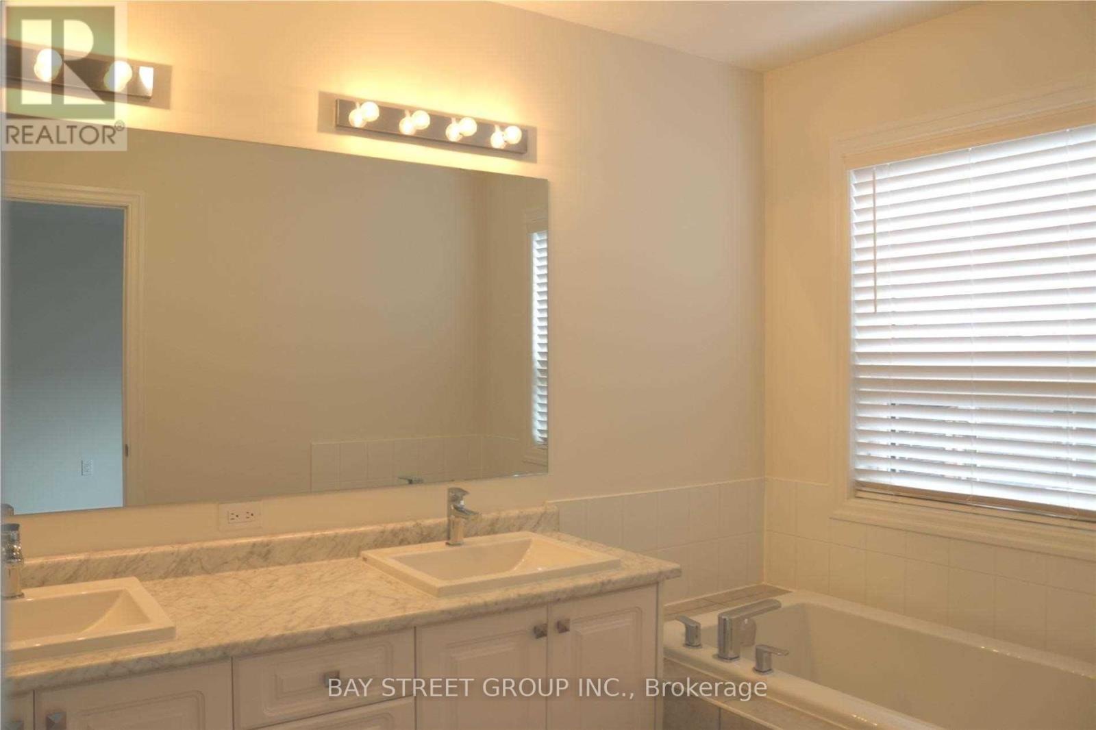 Photo 16 of 157 Tango Crescent, Newmarket ON
