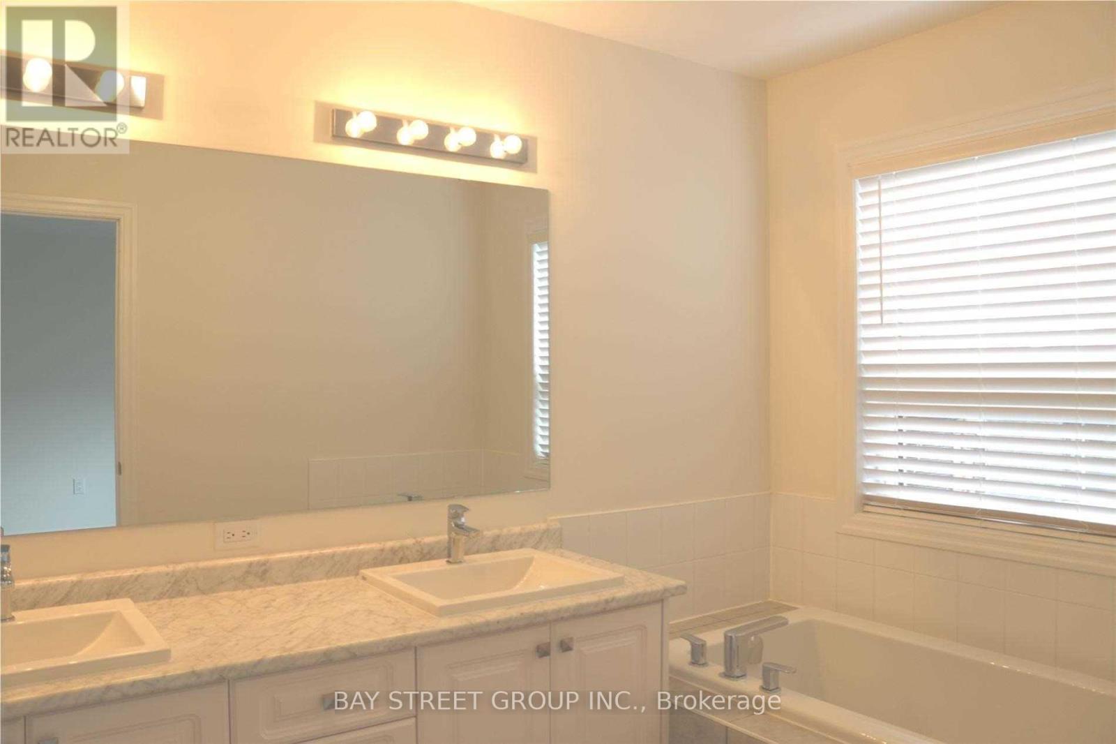 Photo 19 of 157 Tango Crescent, Newmarket ON
