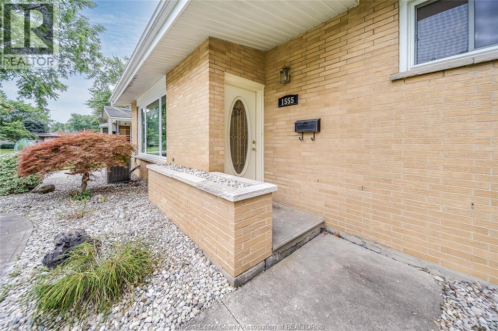 Photo 3 of 1555 Stratford Court, Windsor ON