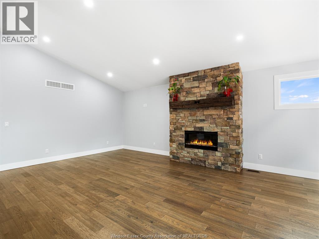 Photo 14 of 384 Erie View, Harrow ON