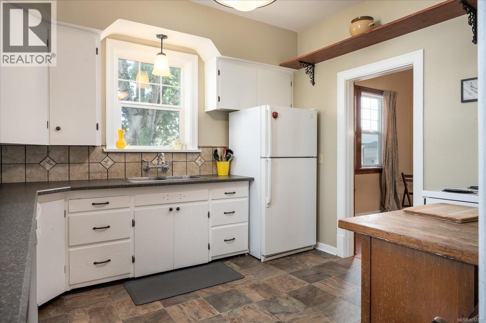 Photo 10 of 612 Fourth St, Nanaimo BC