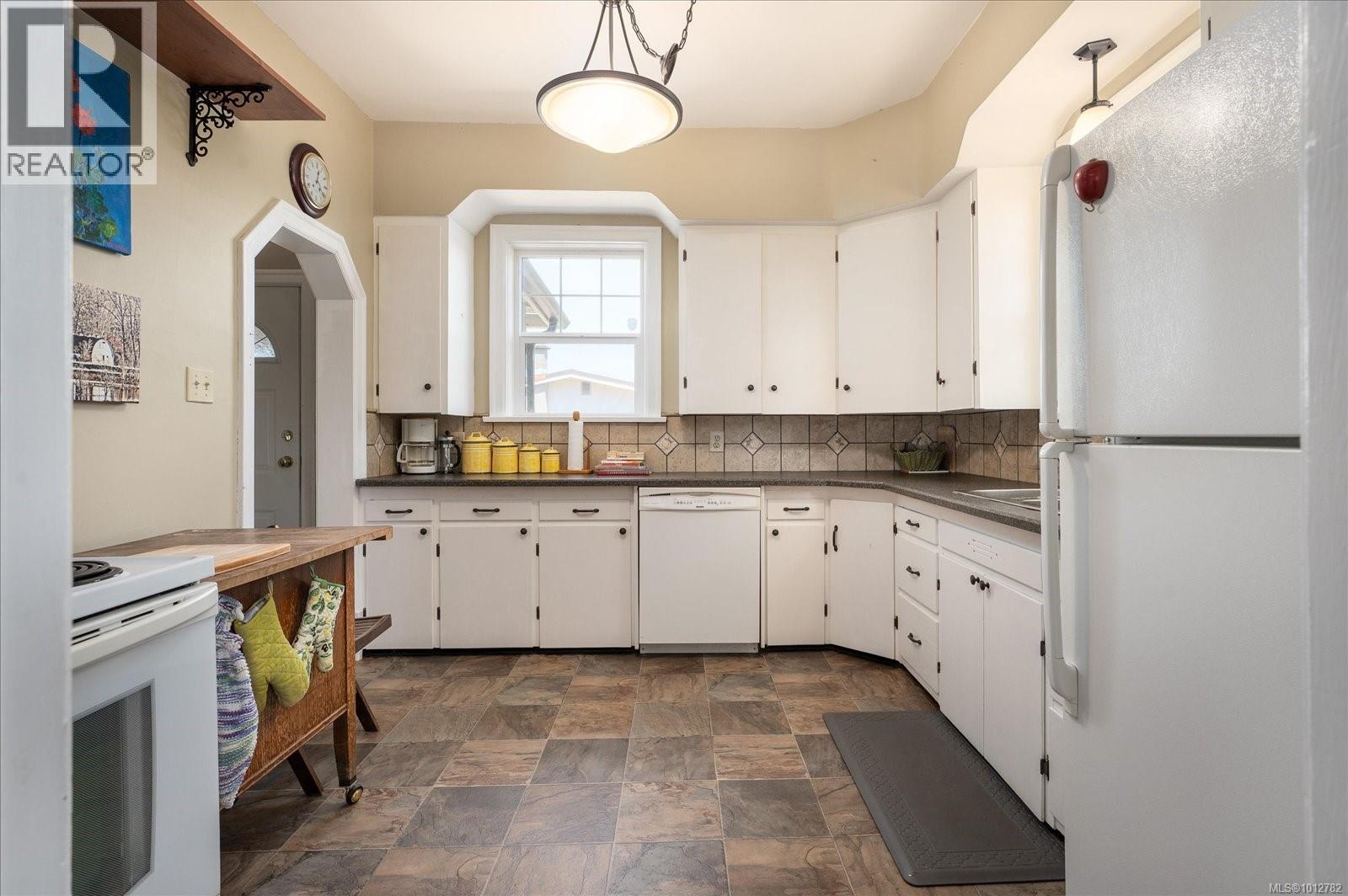 Photo 11 of 612 Fourth St, Nanaimo BC