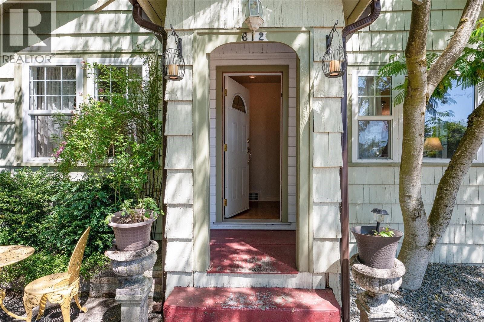 Photo 2 of 612 Fourth St, Nanaimo BC