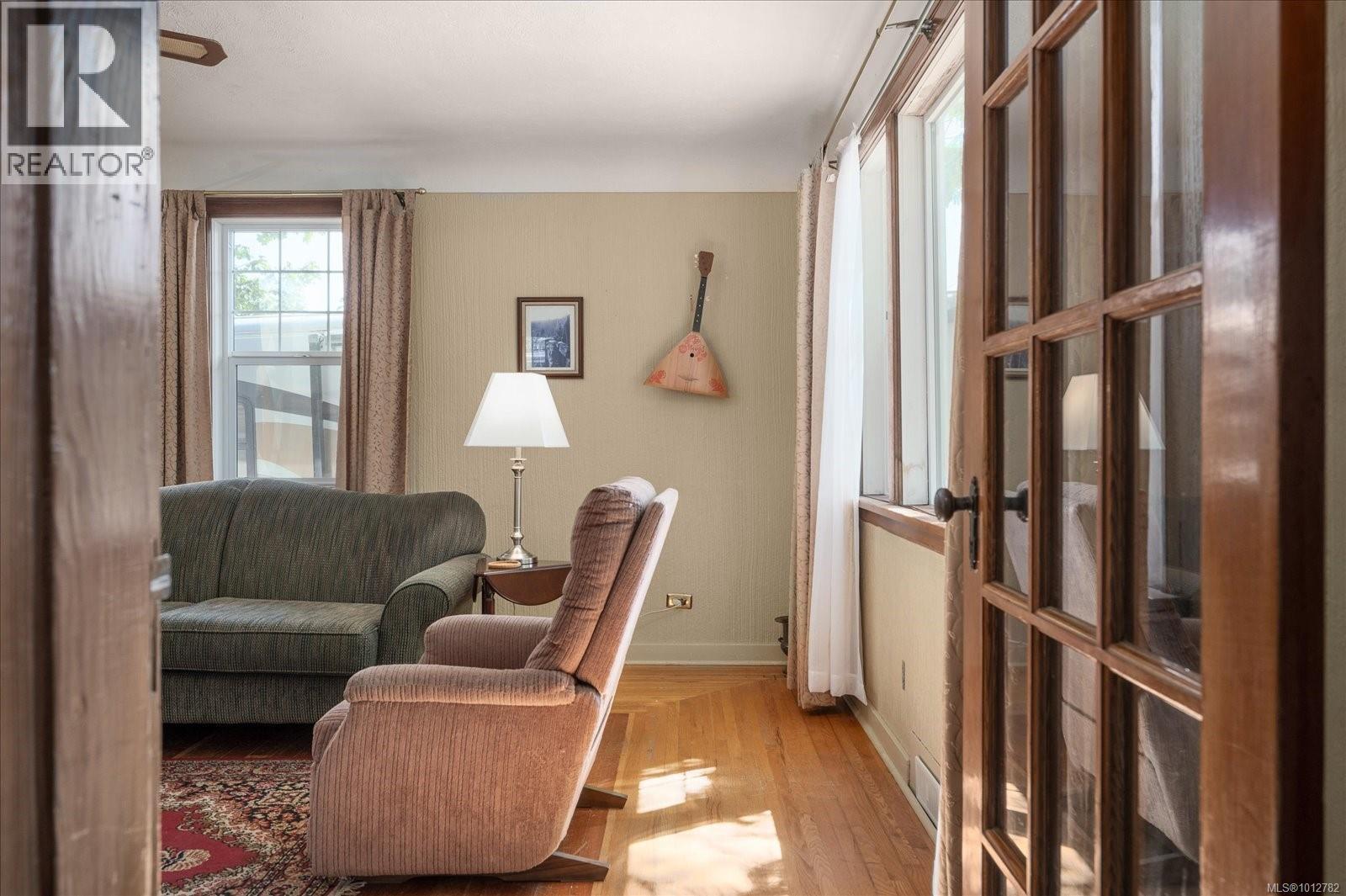 Photo 5 of 612 Fourth St, Nanaimo BC
