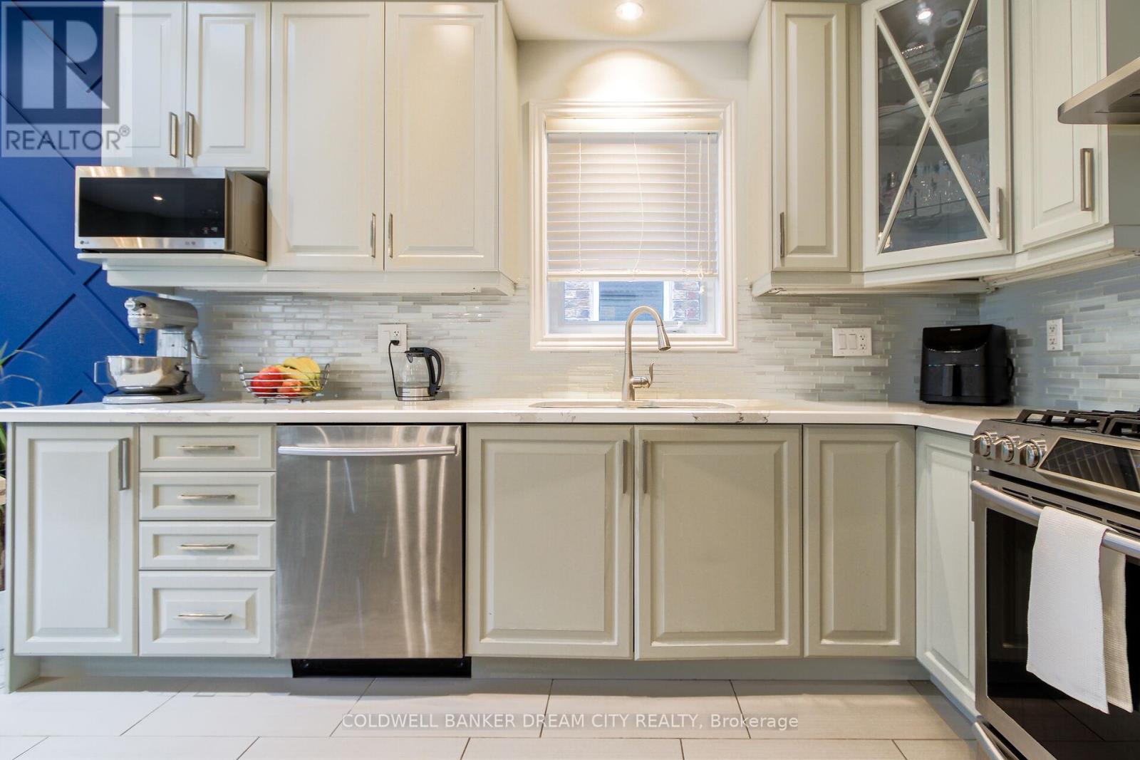 Photo 13 of 450 Brisdale Drive, Brampton ON