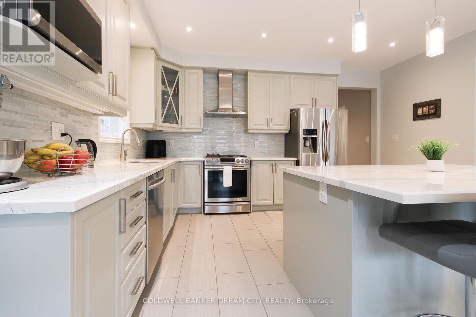 Photo 8 of 450 Brisdale Drive, Brampton ON