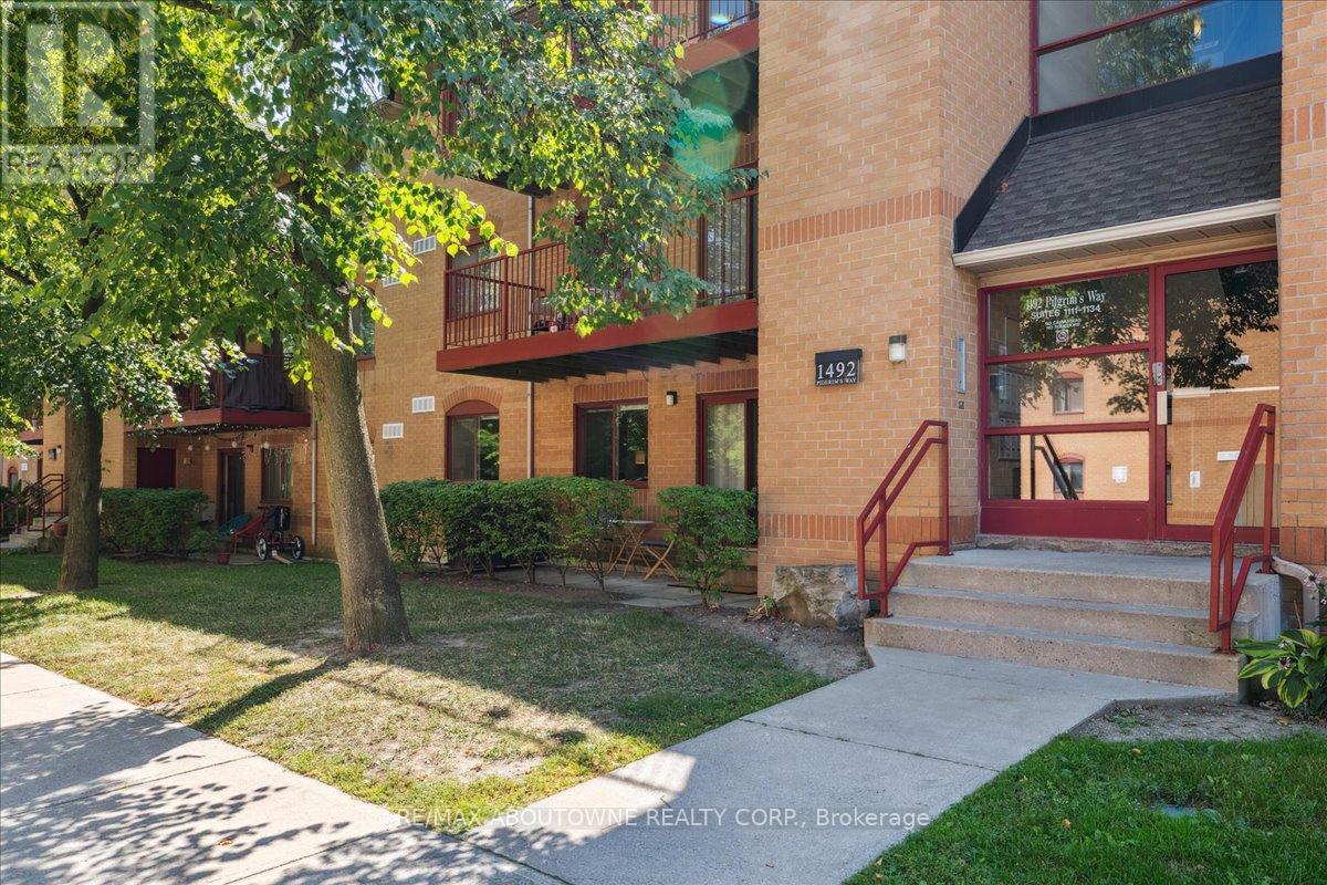 Photo 2 of 1111 1492 Pilgrims Way, Oakville ON