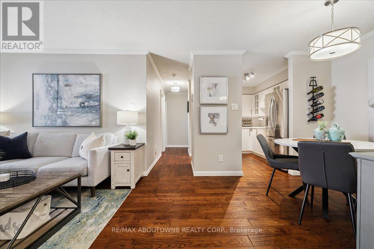Photo 4 of 1111 1492 Pilgrims Way, Oakville ON