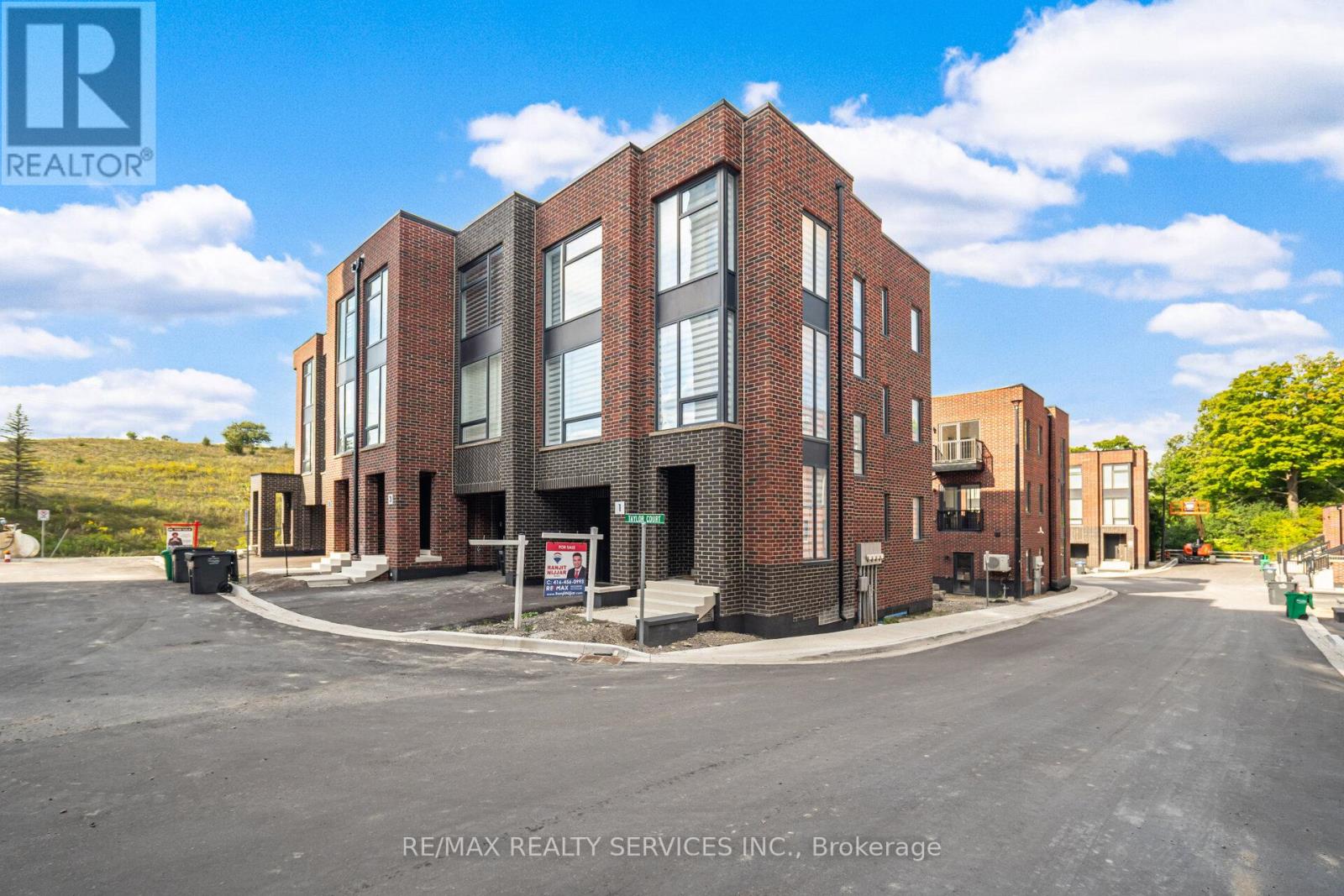Photo 3 of 1 Taylor Court, Caledon ON
