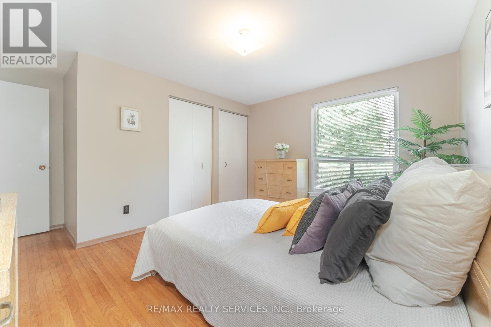 Photo 10 of 48 Glenmore Crescent, Brampton ON