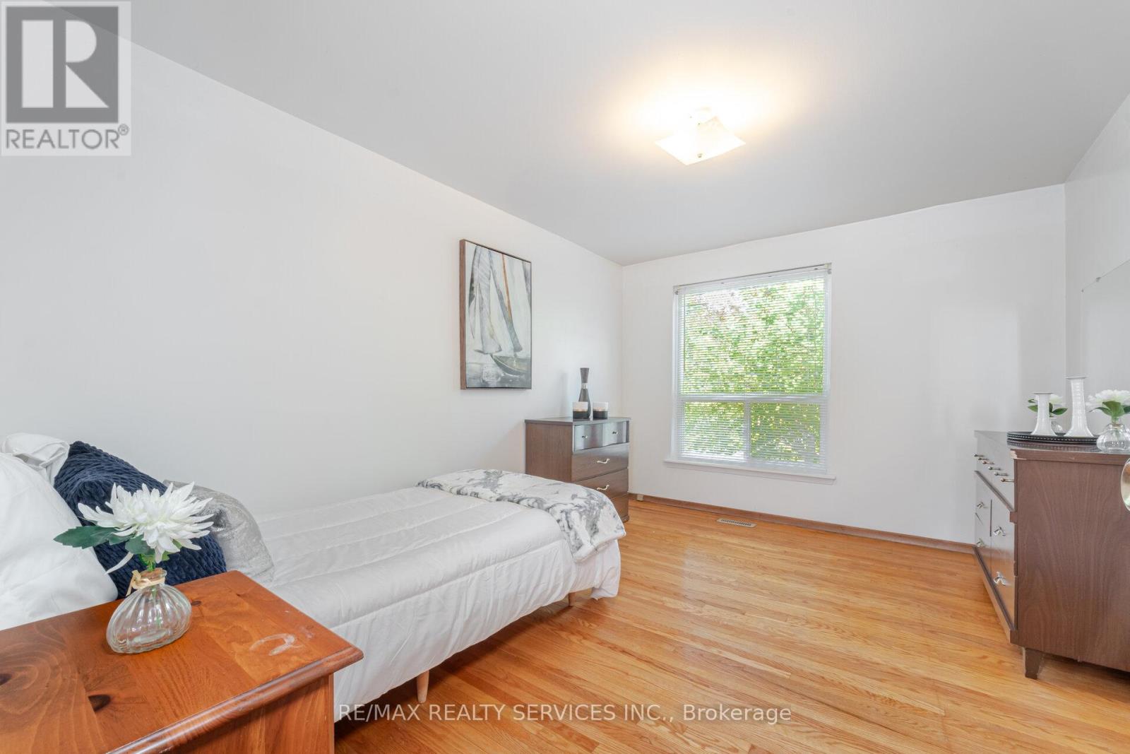 Photo 11 of 48 Glenmore Crescent, Brampton ON