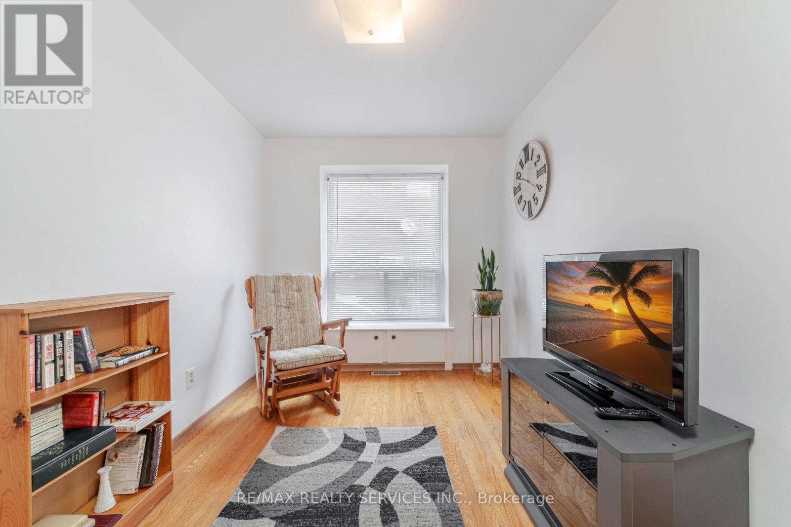 Photo 13 of 48 Glenmore Crescent, Brampton ON