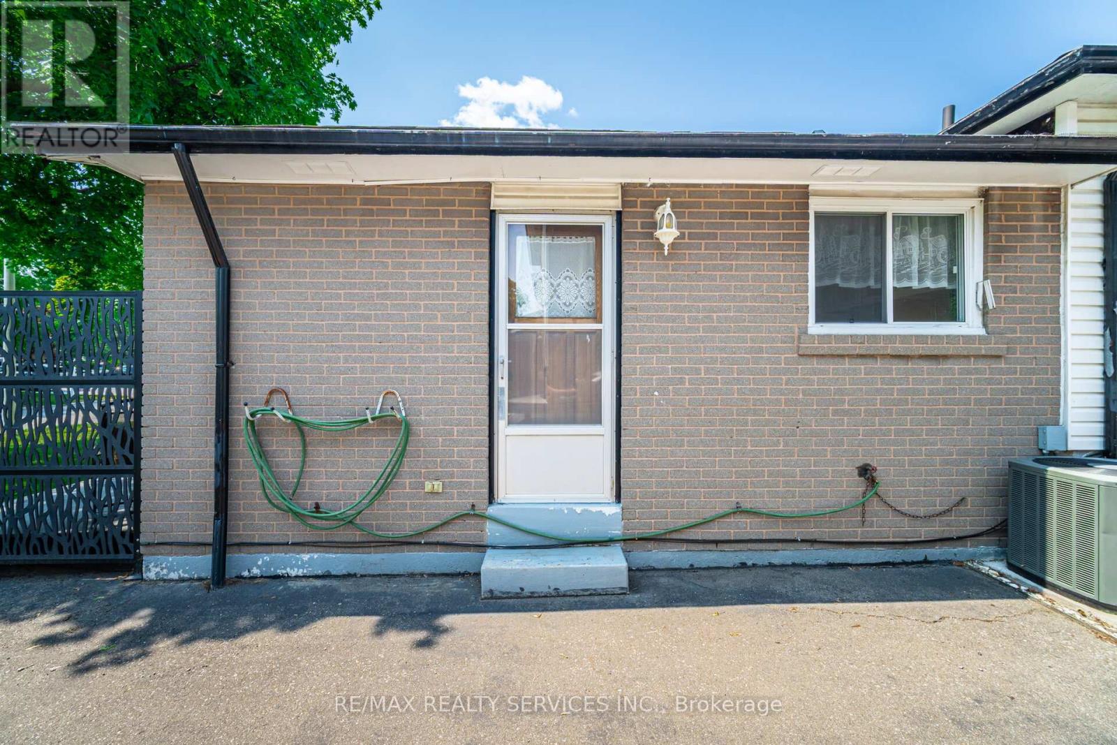 Photo 18 of 48 Glenmore Crescent, Brampton ON