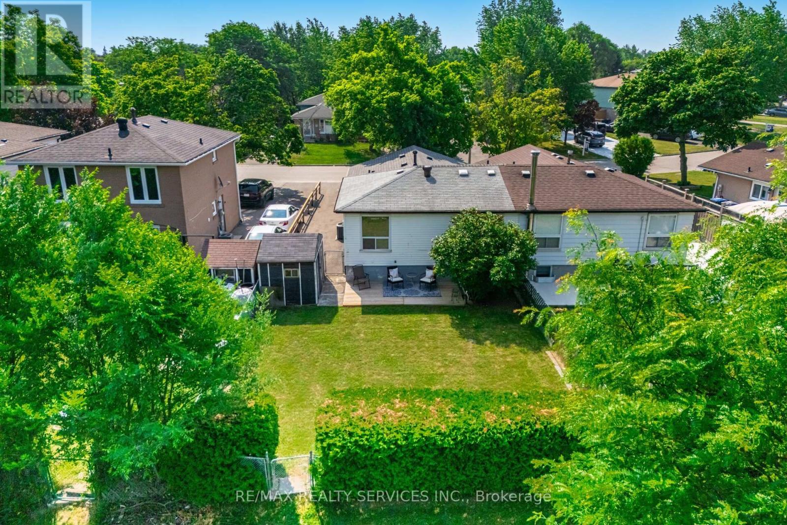 Photo 19 of 48 Glenmore Crescent, Brampton ON