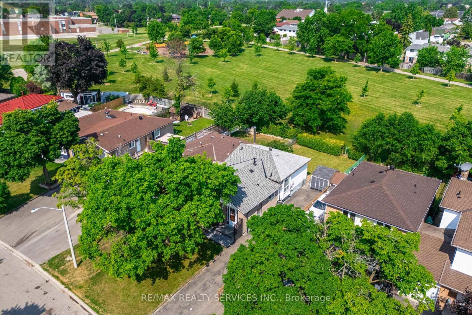 Photo 2 of 48 Glenmore Crescent, Brampton ON