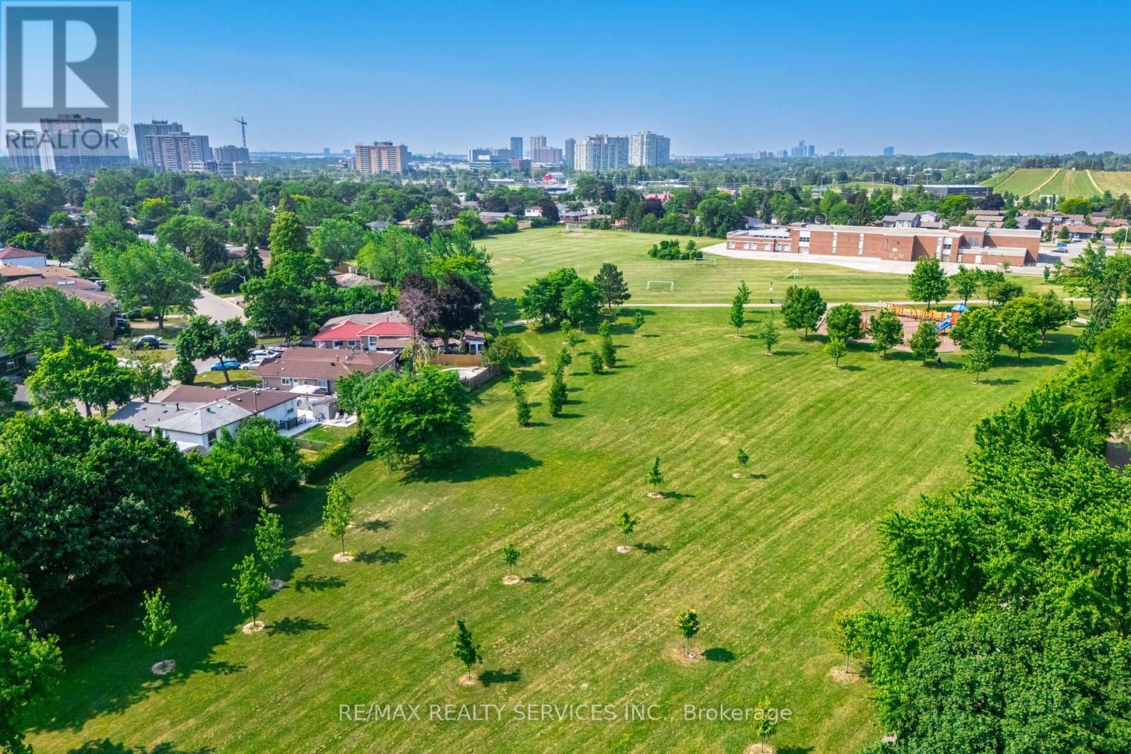 Photo 24 of 48 Glenmore Crescent, Brampton ON