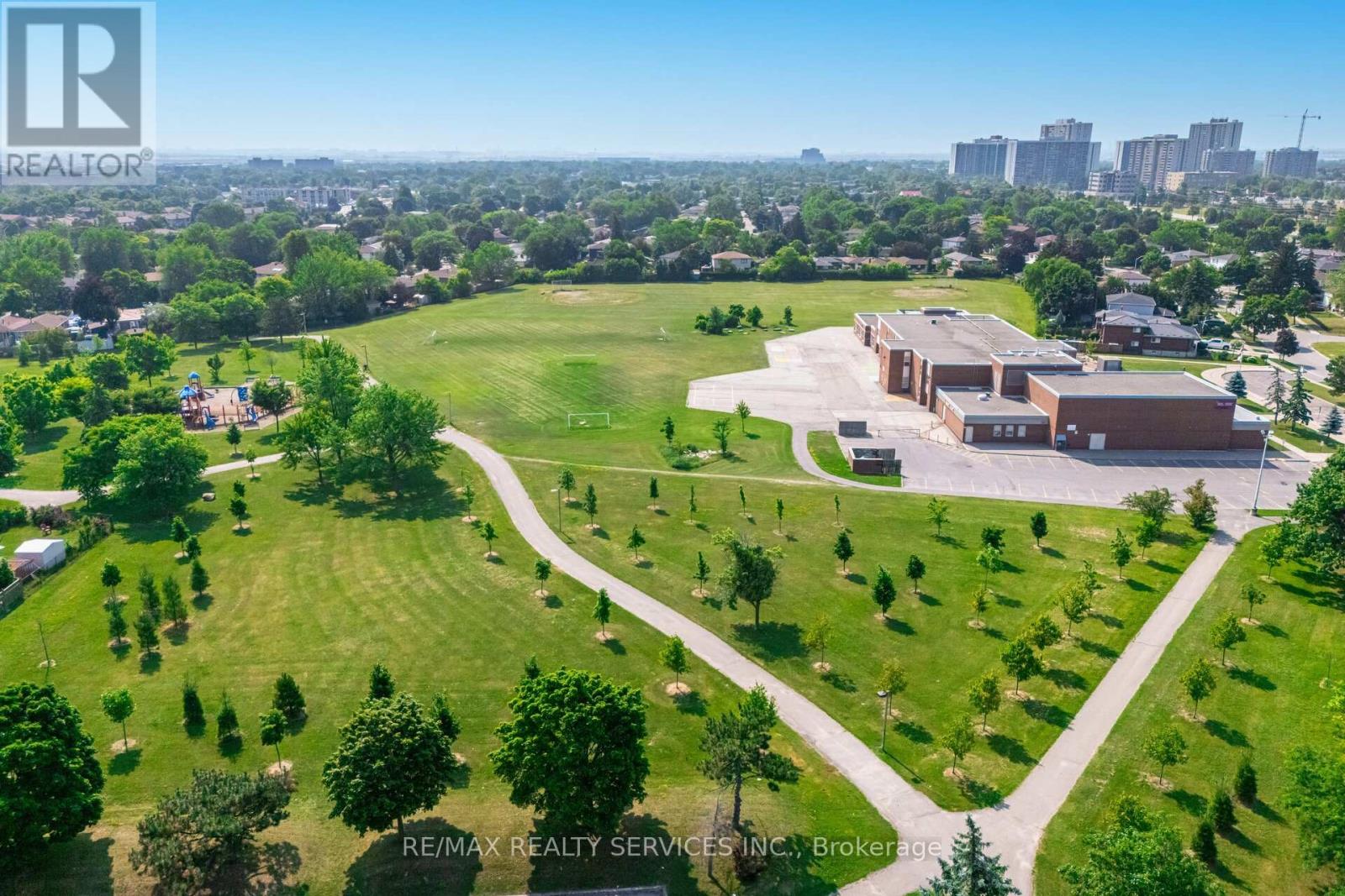 Photo 27 of 48 Glenmore Crescent, Brampton ON