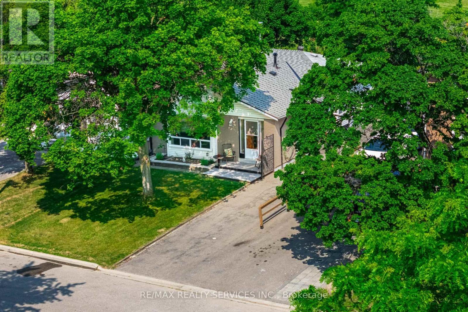 Photo 3 of 48 Glenmore Crescent, Brampton ON