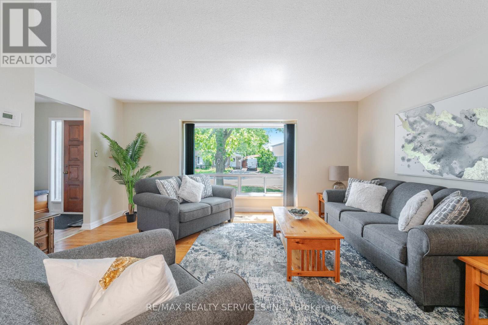 Photo 4 of 48 Glenmore Crescent, Brampton ON
