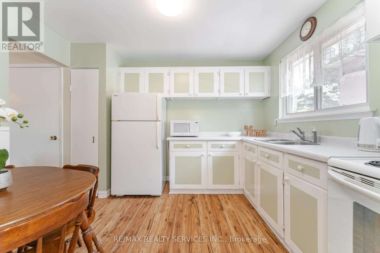 Photo 7 of 48 Glenmore Crescent, Brampton ON