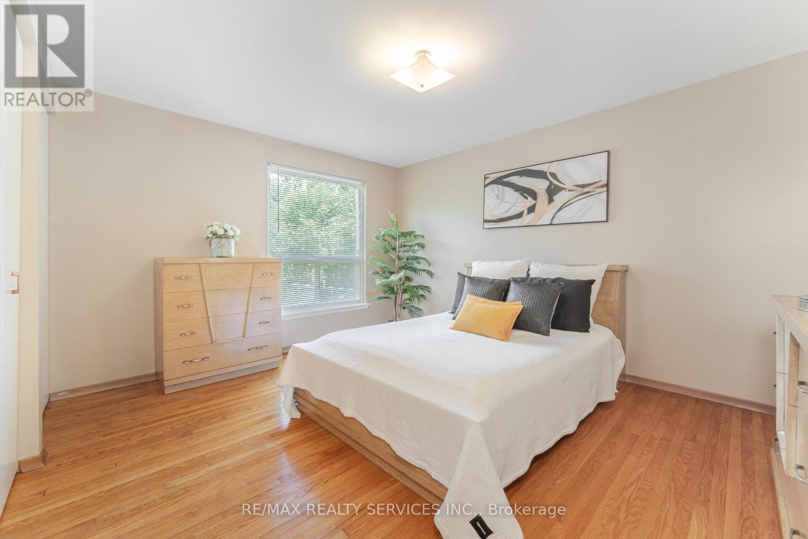 Photo 9 of 48 Glenmore Crescent, Brampton ON