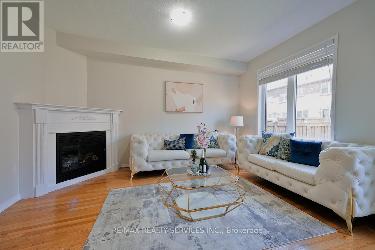 Photo 10 of 30 Loftsmoor Drive, Brampton ON
