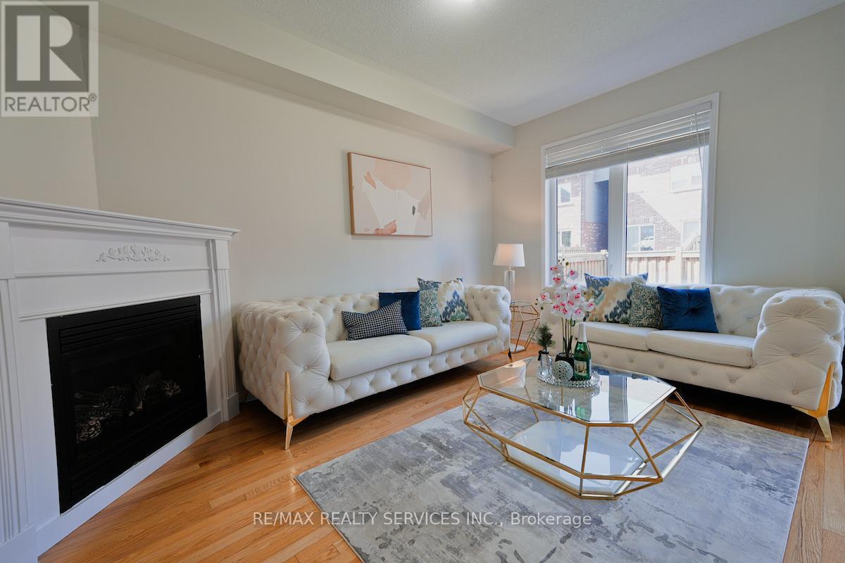 Photo 11 of 30 Loftsmoor Drive, Brampton ON