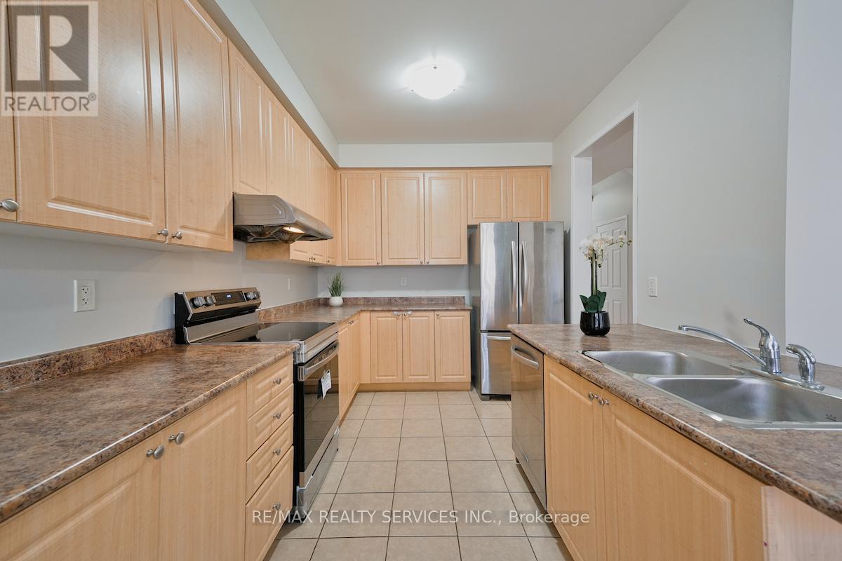 Photo 12 of 30 Loftsmoor Drive, Brampton ON