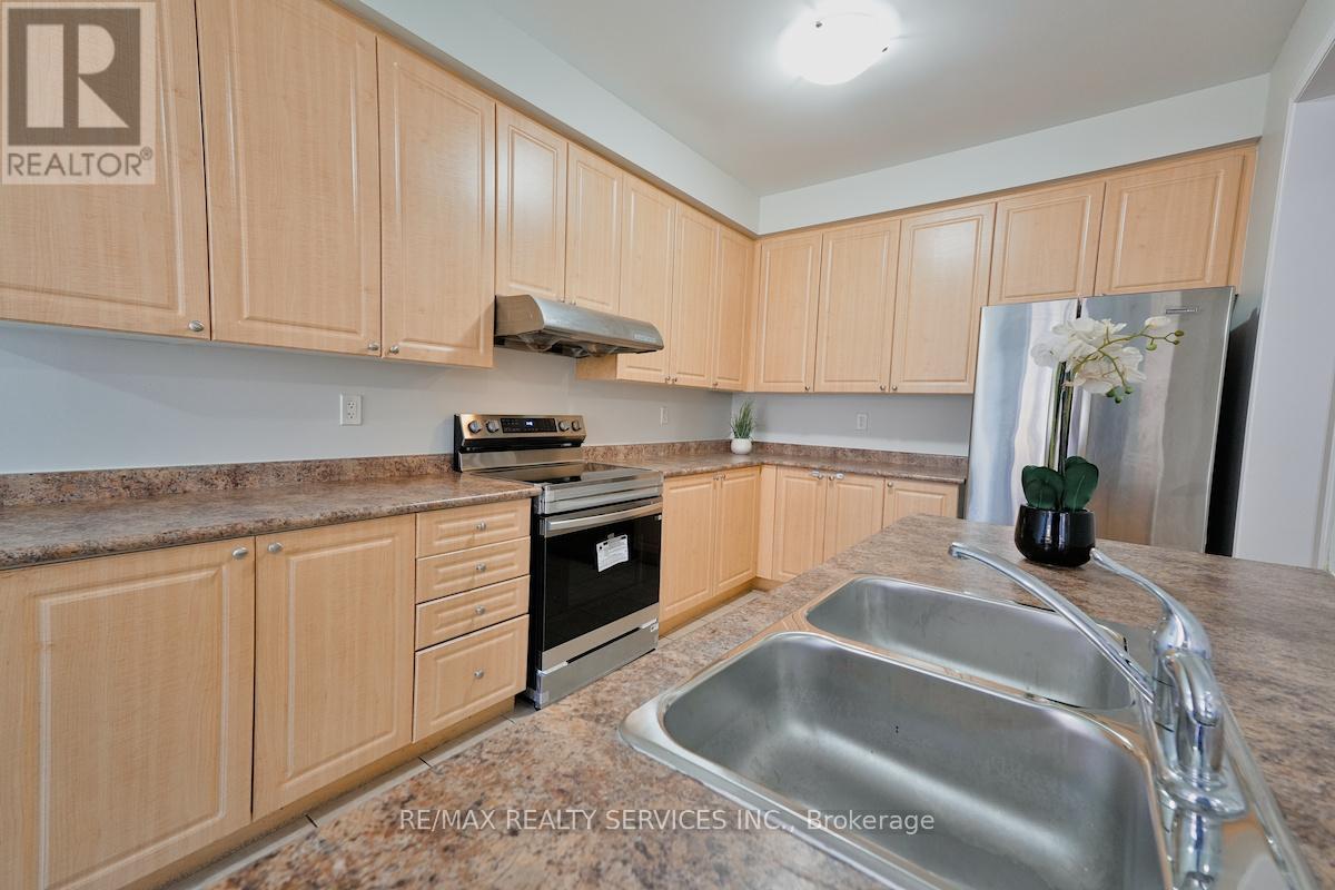 Photo 13 of 30 Loftsmoor Drive, Brampton ON